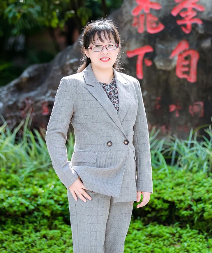 侯娈花：广西桂林市国龙外国语学校心理教师