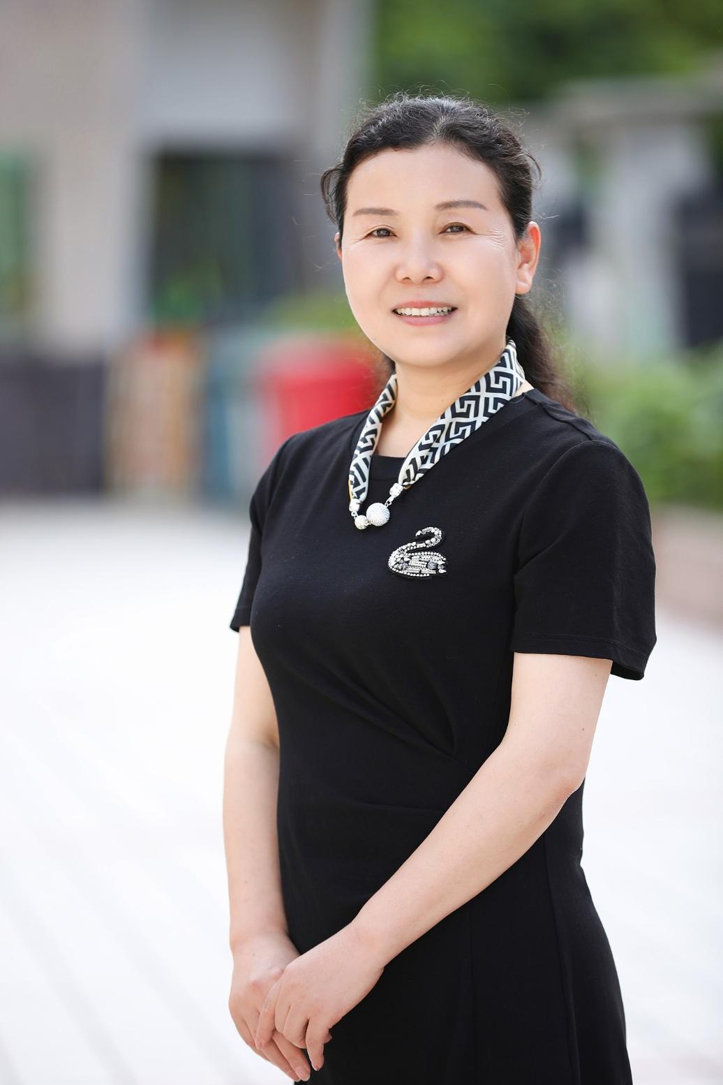 李芳：湖北省十堰市柳林小学党总支书记